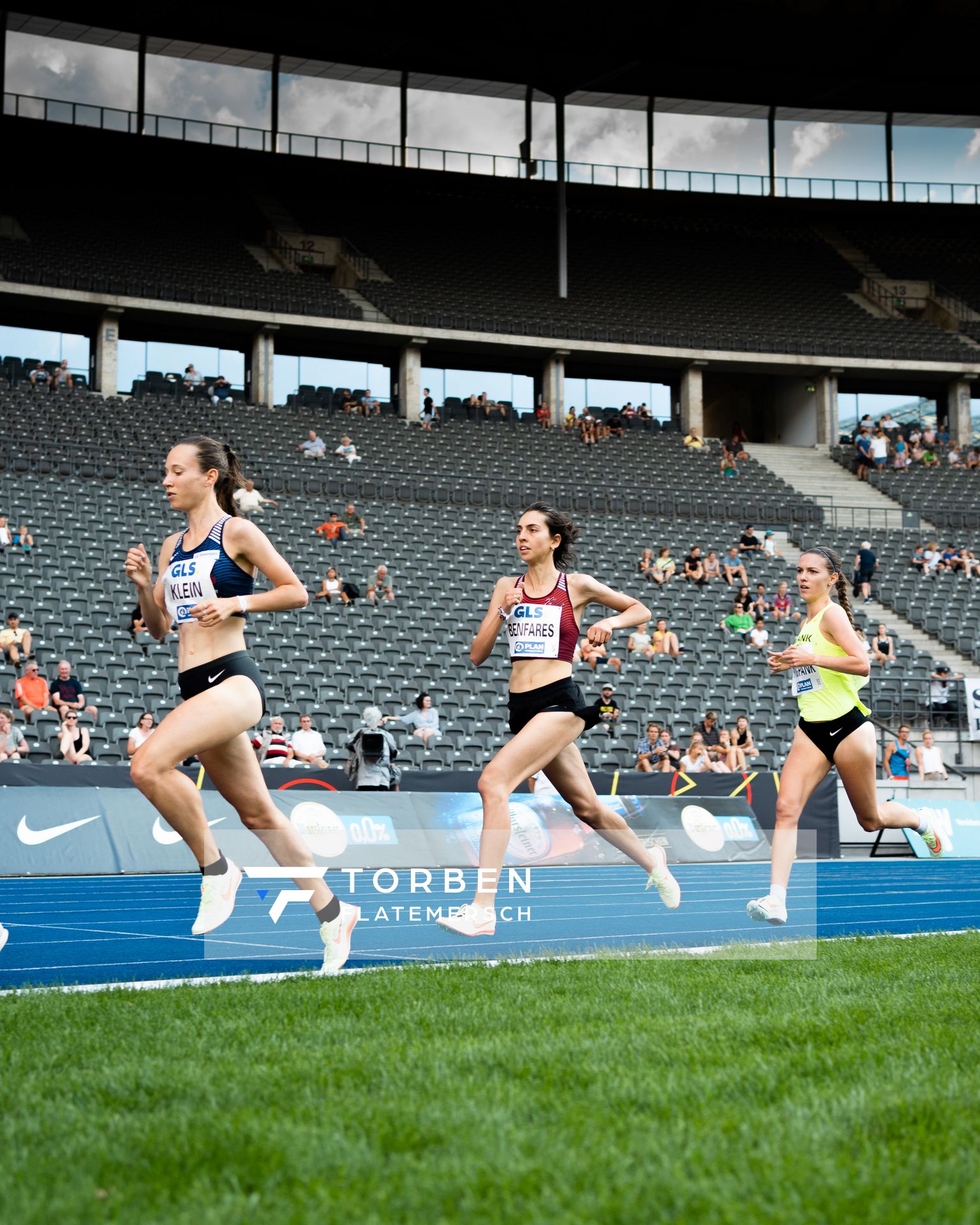 Hanna Klein (LAV Stadtwerke Tuebingen), Sara Benfares (LC Rehlingen), Svenja Pingpank (Hannover Athletics e.V.) ueber 5000m waehrend der deutschen Leichtathletik-Meisterschaften im Olympiastadion am 26.06.2022 in Berlin